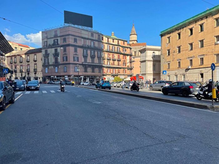 Appartamento trilocale in affitto in Via dei Fiorentini, Porto Municipio, Napoli