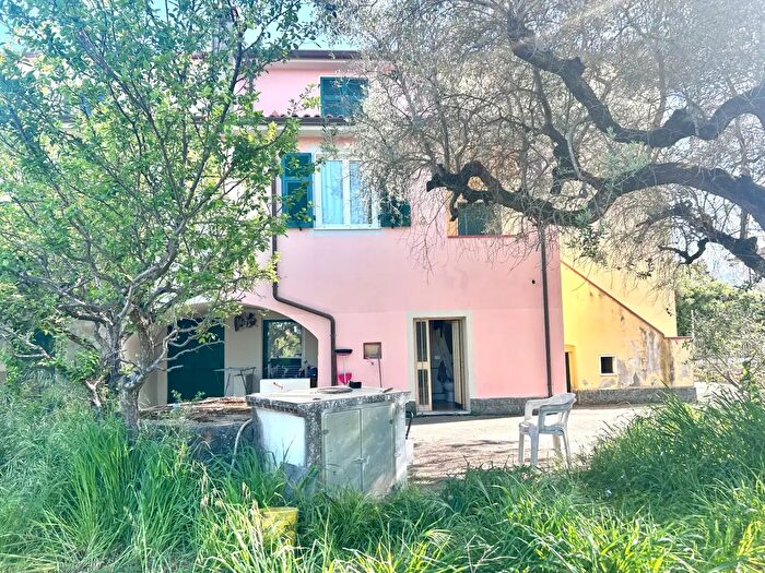 Appartamento trilocale in vendita in Castelnuovo Magra