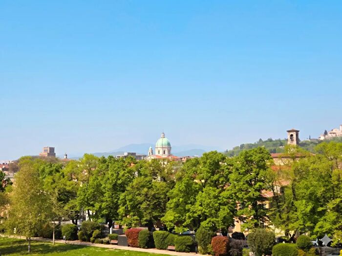 Appartamento quadrilocale in vendita in Via XXV Aprile, Brescia