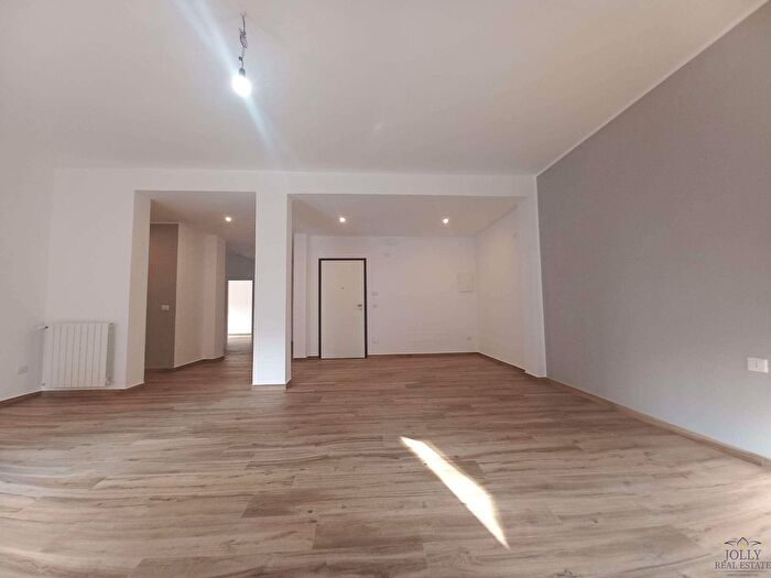 Appartamento con 5 locali in vendita in Via Alcibiade, Siracusa