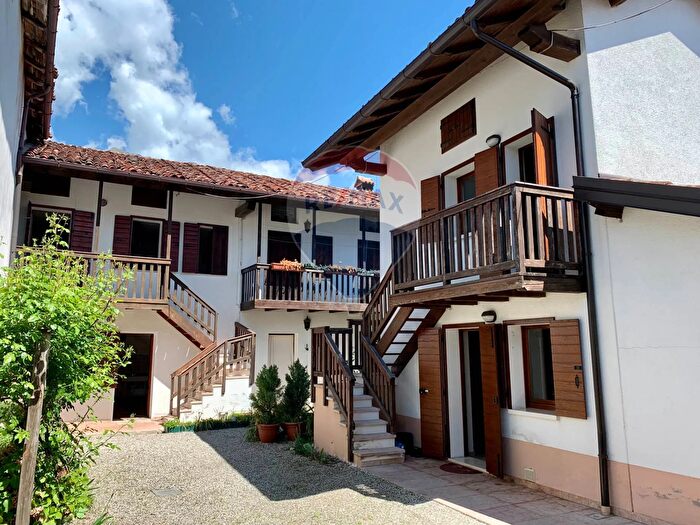 Casa con 9 locali in vendita in Via Villa Vignui, Feltre