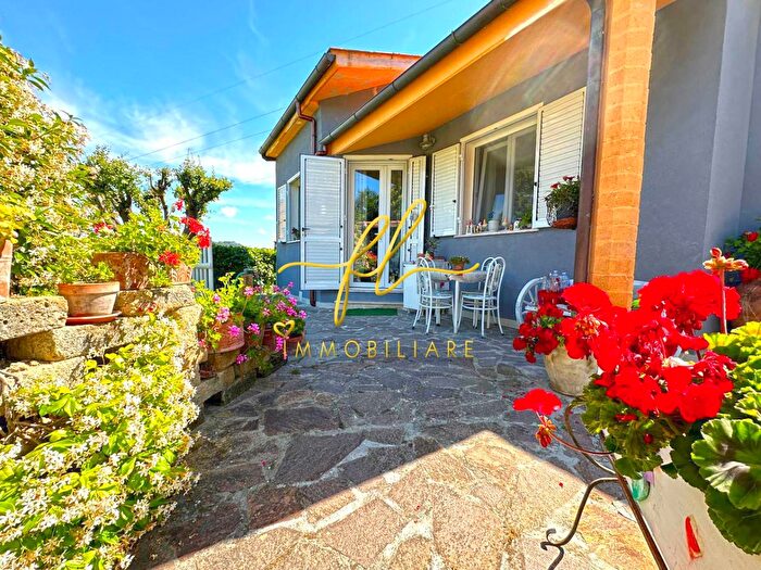 Casa con 5 locali in vendita in Castellina Marittima