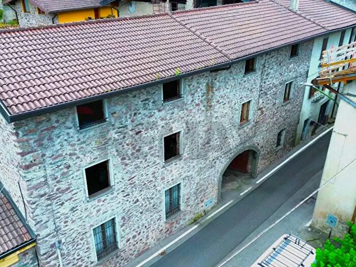 Casa con 10 locali in vendita in Darfo Boario Terme