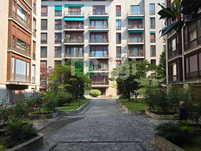Appartamento quadrilocale in affitto in Via San Martino, Milano
