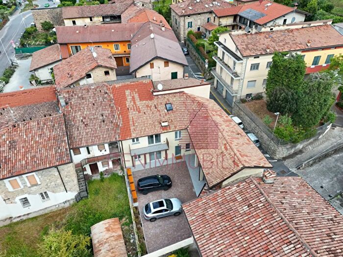 Appartamento trilocale in vendita in Via Tullio Dandolo, Adro