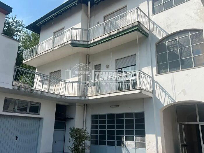 Appartamento con 9 locali in vendita in Via Belvedere, Lomazzo