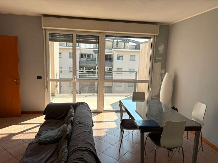 Appartamento trilocale in affitto in Giambellino, Milano