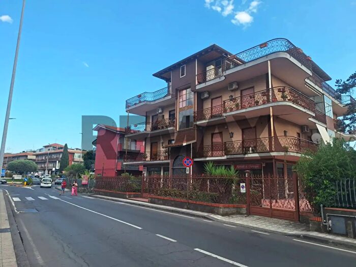 Appartamento con 7 locali in vendita in Via Tremestieri, Mascalucia