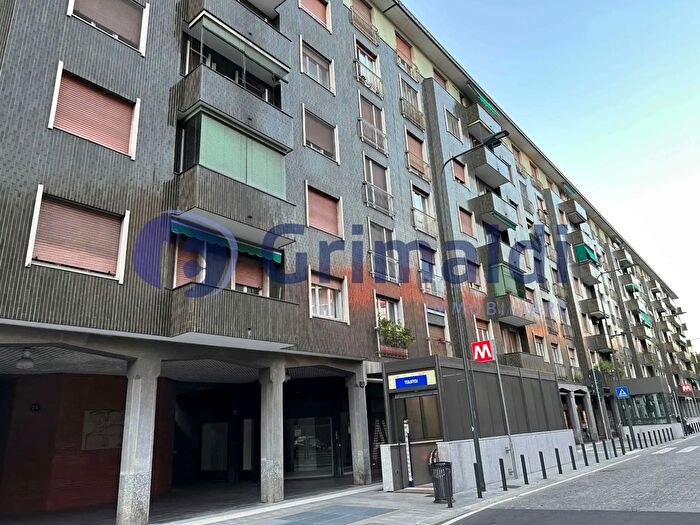 Appartamento bilocale in vendita in Via Lorenteggio, Milano