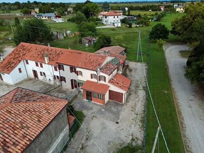 Casa con 5 locali in vendita in Via Ferrarezza, Sant'Urbano