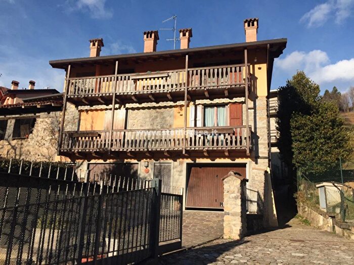 Appartamento con 5 locali in vendita in Via Lallio, Zogno