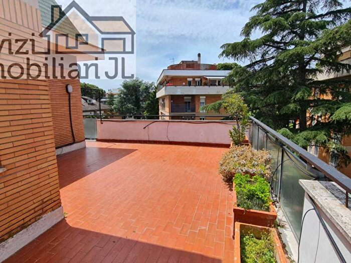 Casa con 5 locali in affitto in Via Mompeo, Tomba di Nerone, Roma