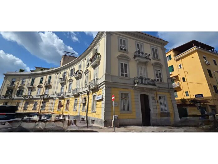 Appartamento trilocale in vendita in Via Ascanio, Napoli