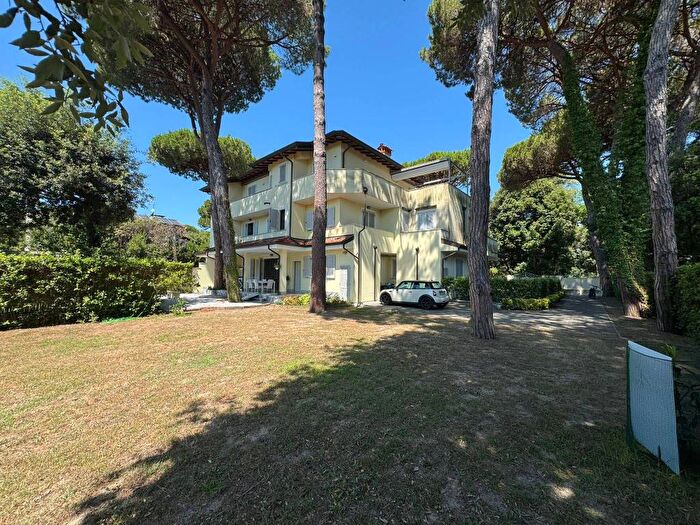 Casa con 6 locali in affitto in Via Antonio Canova, Vittoria Apuana, Forte dei Marmi