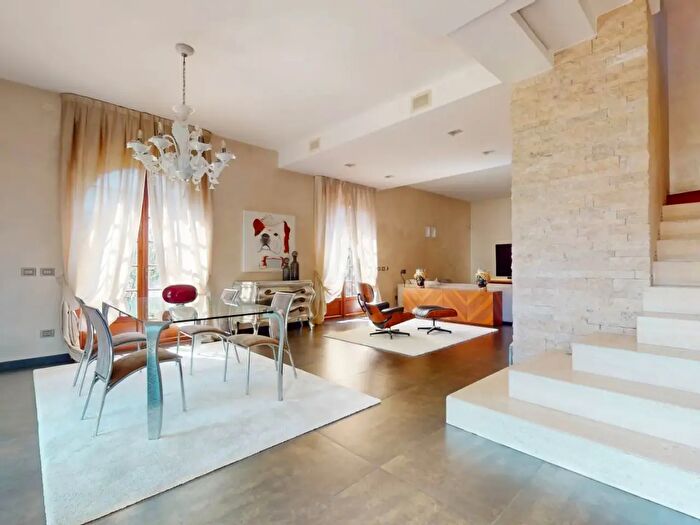 Casa con 10 locali in vendita in Viareggio