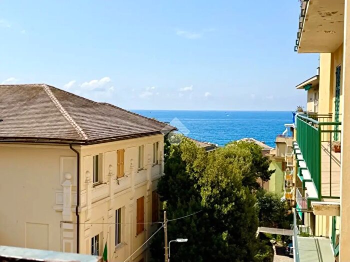 Appartamento quadrilocale in vendita in Via Priaruggia, Genova