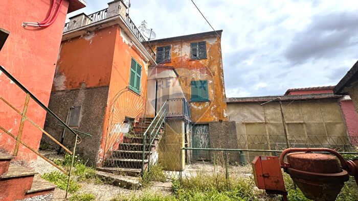 Casa con 7 locali in vendita in Frazione Castello, Lumarzo