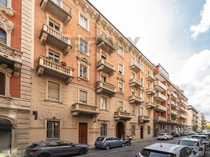 Appartamento trilocale in vendita in Via Monti, Torino