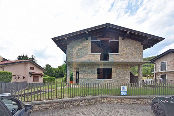 Casa con 5 locali in vendita in Via Monte Clemo, Solto Collina