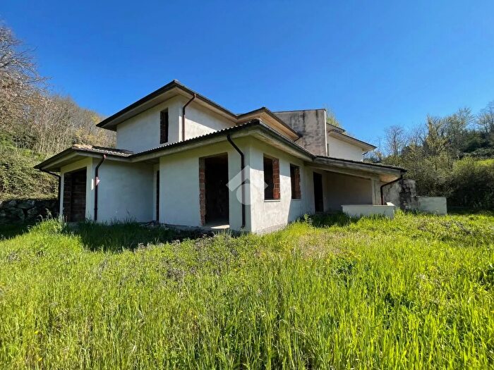 Casa con 6 locali in vendita in Via Tufo, Gallinaro