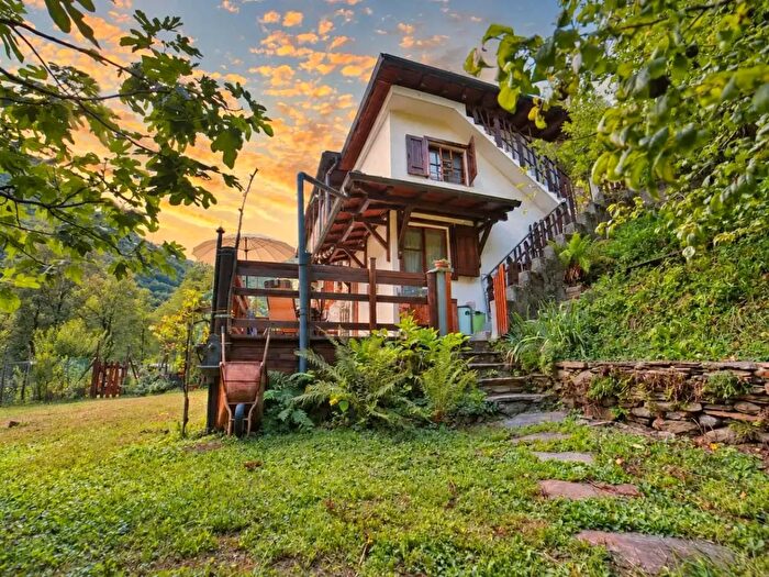 Casa con 6 locali in vendita in Falmenta Località Brandibella, Valle Cannobina