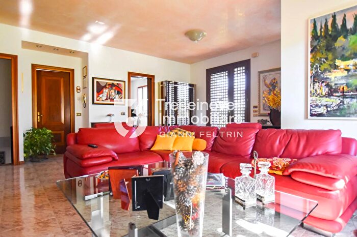 Casa con 6 locali in vendita in Via Amendola, Paese