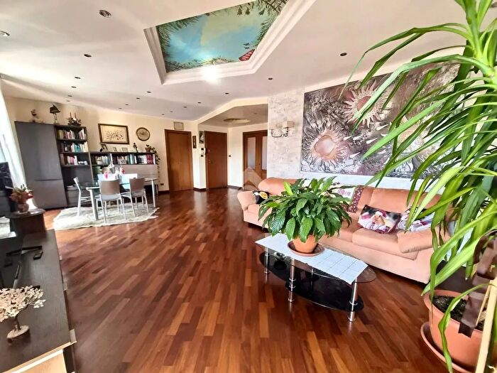 Appartamento con 6 locali in vendita in Via Tripoli, Torino