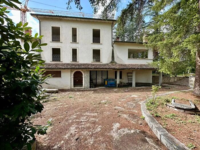Casa quadrilocale in vendita in Via Colle Cavallari, Pizzoli