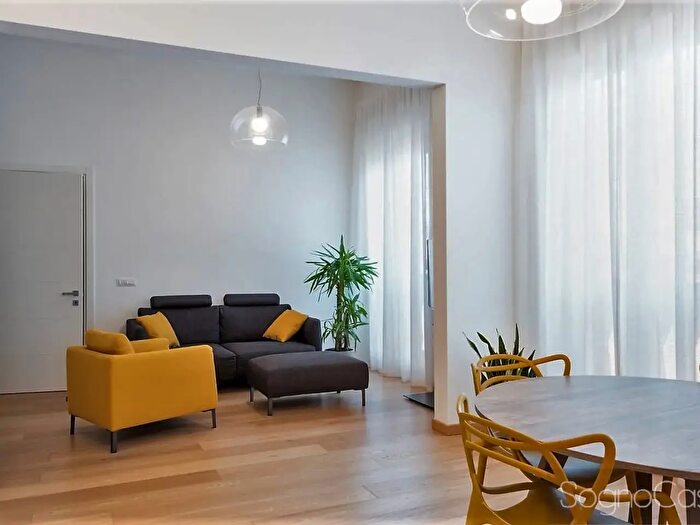 Appartamento trilocale in vendita in Via Ugo Corsi, Firenze