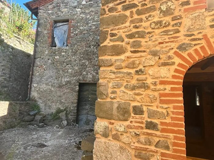 Casa con 8 locali in vendita in Pescaglia