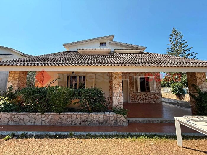 Casa con 5 locali in vendita in Via Ortensie, Taranto