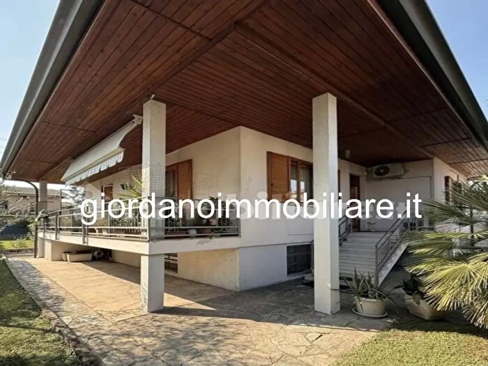 Casa quadrilocale in vendita in Viale Brianza, Varedo