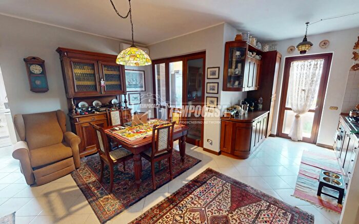 Appartamento trilocale in vendita in Via Borgosesia, Roma