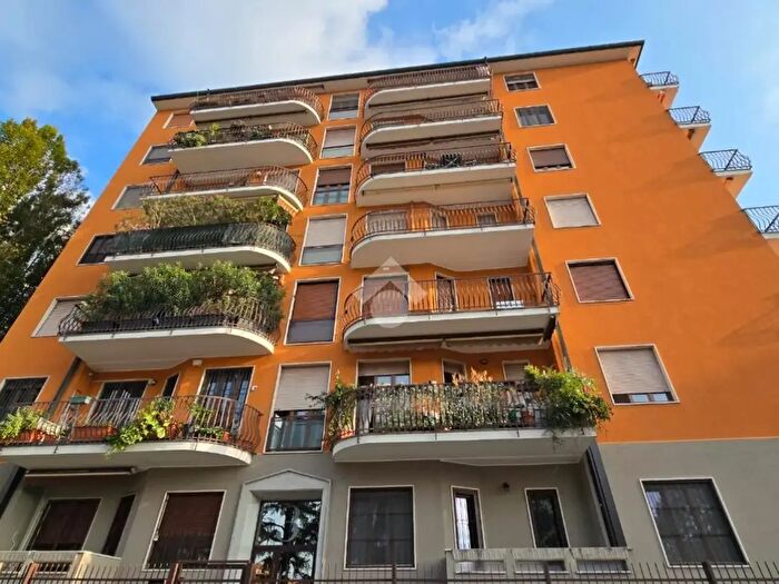 Appartamento trilocale in vendita in Via Berna, Milano