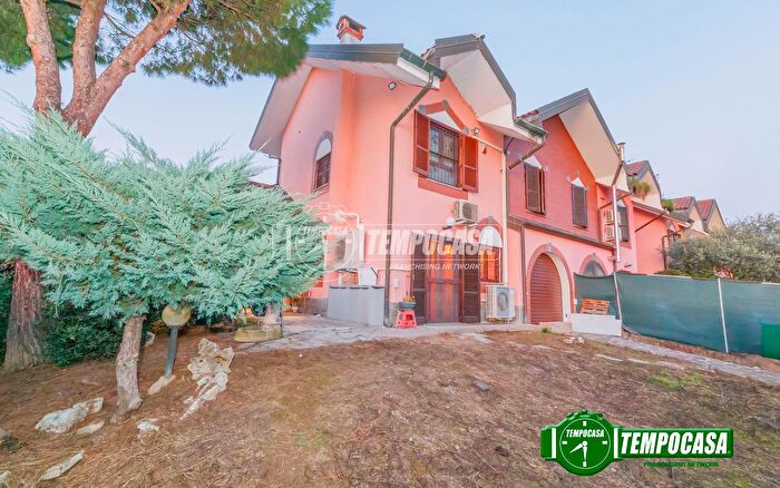 Casa quadrilocale in vendita in Via Giuseppe Garibaldi, Casarile