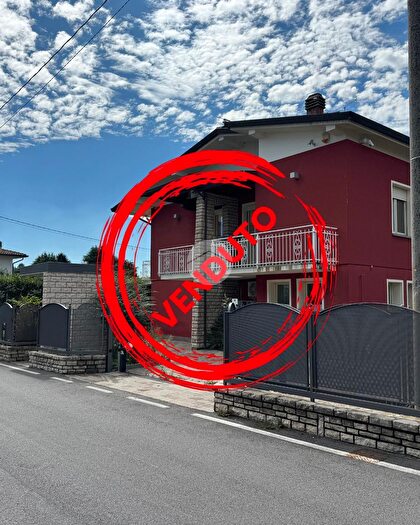 Casa quadrilocale in vendita in Via Garibaldi, Villongo