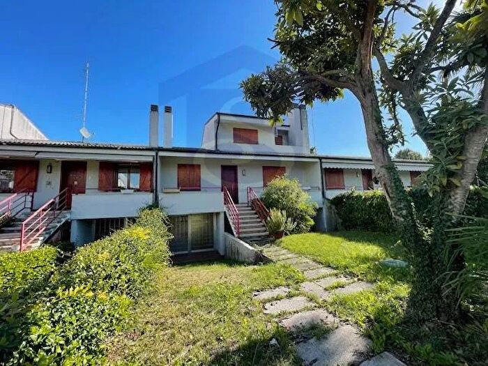 Casa con 9 locali in vendita in Sacile