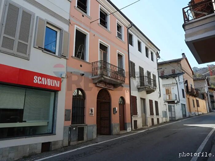 Casa con 8 locali in vendita in Via Capitano Saudino, Caravino