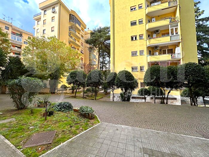 Appartamento trilocale in vendita in Viale Pico della Mirandola, Roma