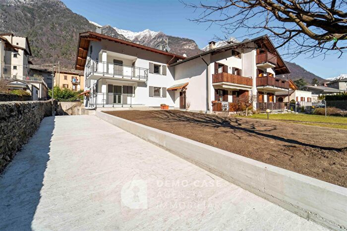 Appartamento con 6 locali in vendita in Via Giardini, Piuro