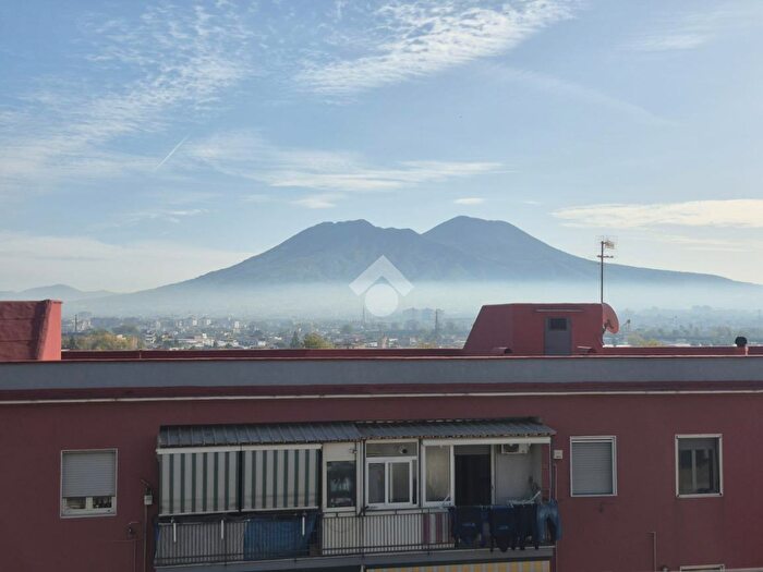 Appartamento trilocale in vendita in Via della Stadera, Napoli