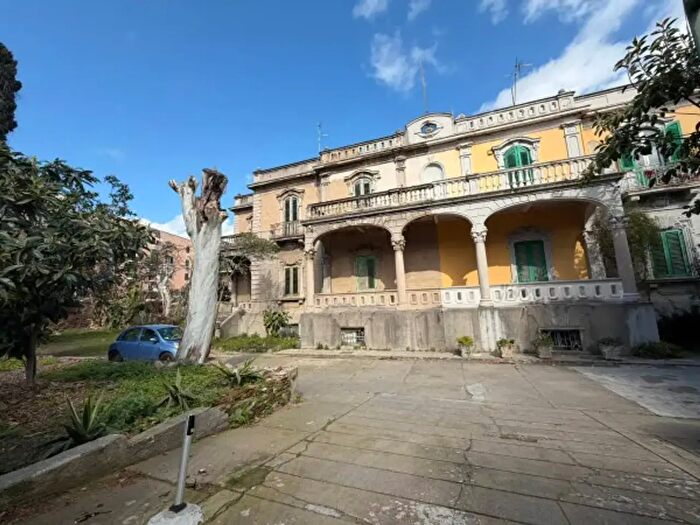 Casa con 6 locali in vendita in Viale Giostra, Messina
