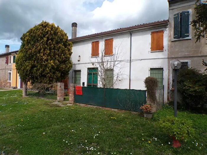 Casa con 6 locali in vendita in Via Garisenda, Masi Torello