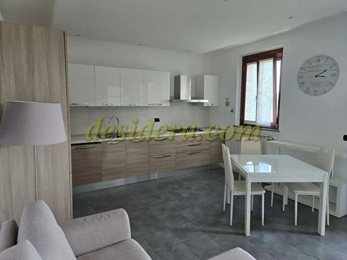 Appartamento trilocale in affitto in Mercallo