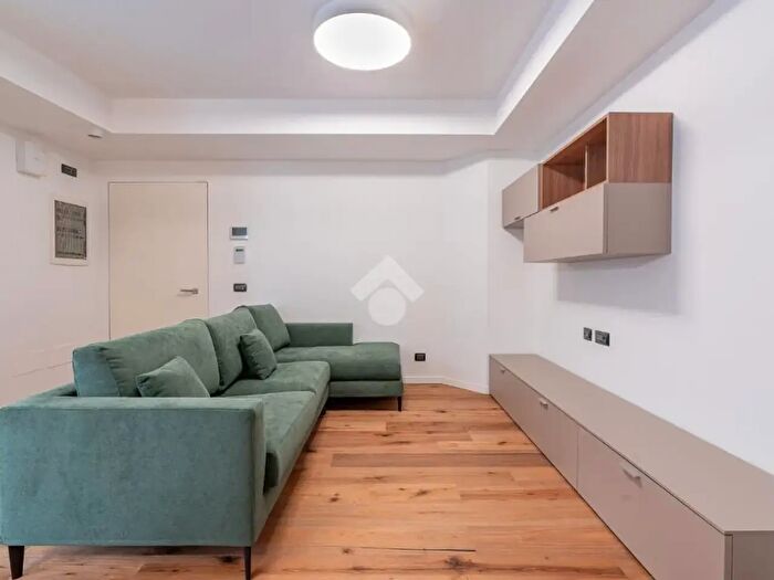 Appartamento trilocale in vendita in Via Ippolito Rosellini, Milano