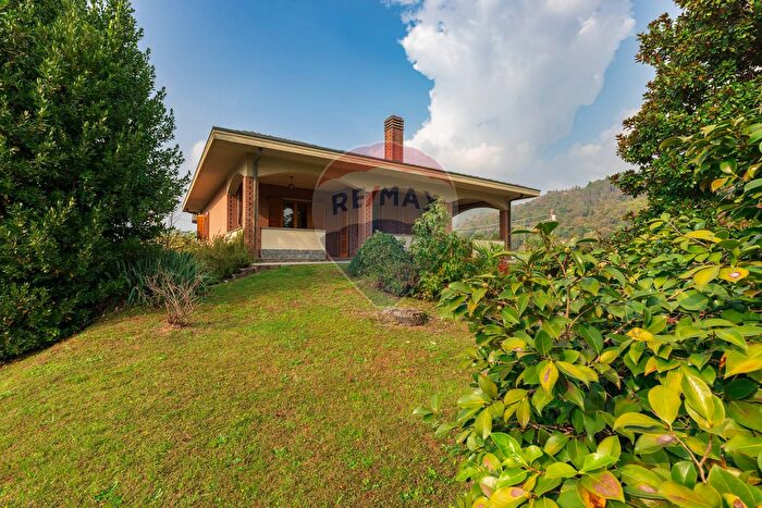 Casa con 7 locali in vendita in Via Provinciale, Mesenzana