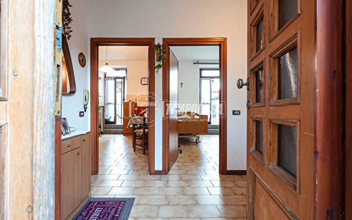 Appartamento con 10 locali in vendita in Via Monte Grappa, Nibionno