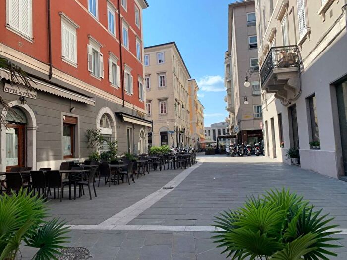 Appartamento trilocale in affitto in Via Armando Diaz, Città Vecchia, Trieste