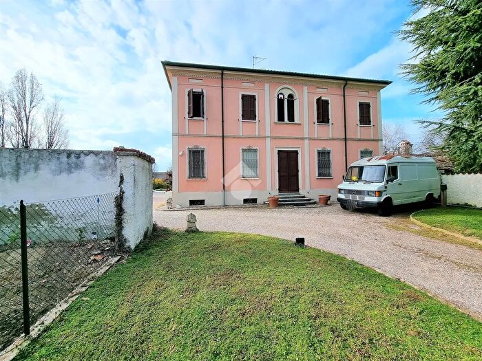 Casa quadrilocale in vendita in Via Cisa, Borgo Virgilio