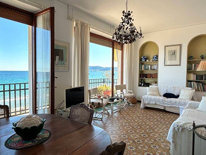 Appartamento quadrilocale in affitto in Passeggiata Luigi Cadorna, Passeggiata Cadorna Porto, Alassio